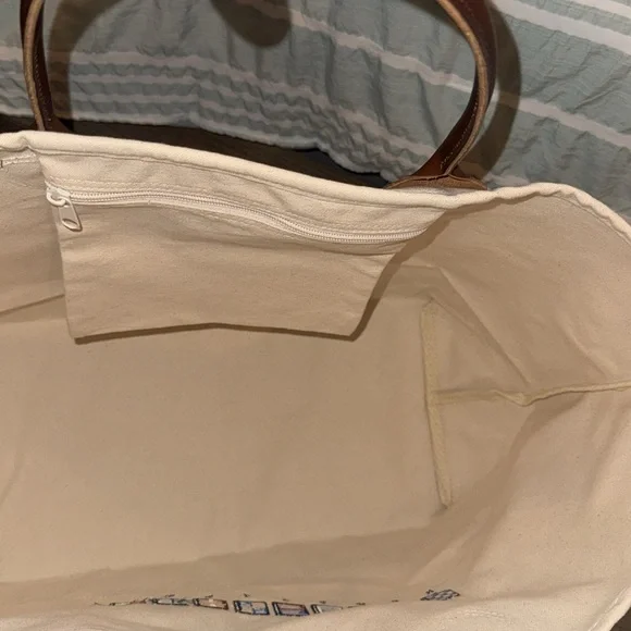 NWT, Vineyard Vines canvas tote bag with flags detail. - Picture 8 of 9